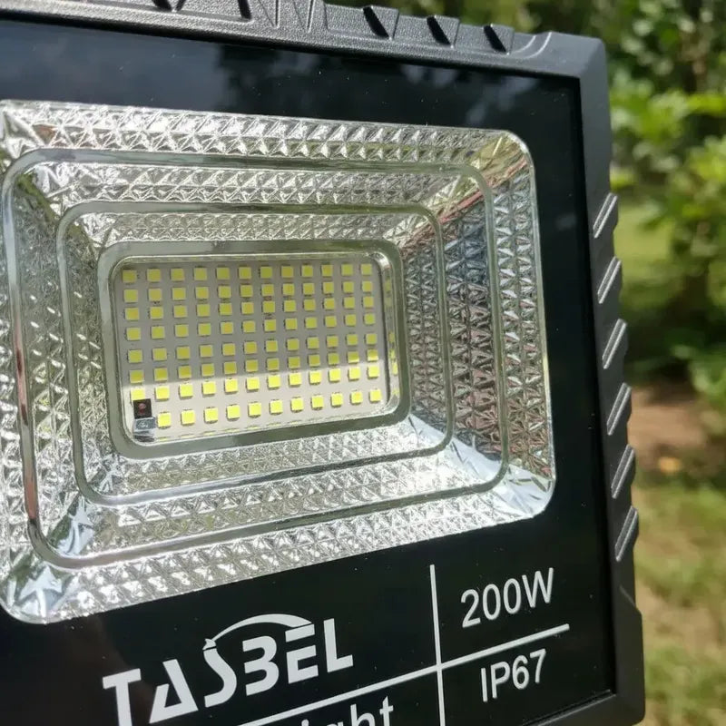 Reflector Solar Led 200w Tasbel Para Exterior Con Control Remoto Negro Blanco Frío